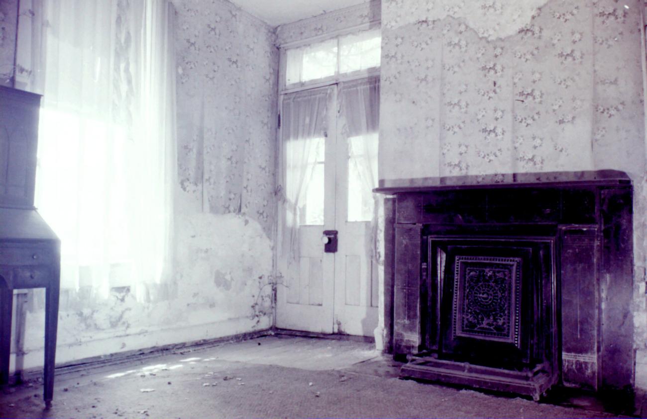 Image of Griswold Inn Room with Fireplace and Wallpaper