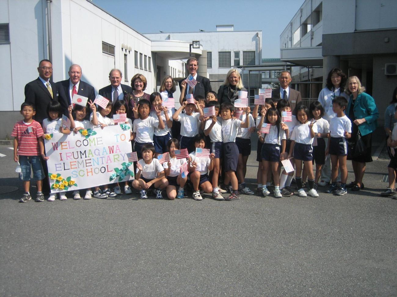 Photograph of 2009 Worthington mayoral delegation with teachers and students in Sayama, Japan