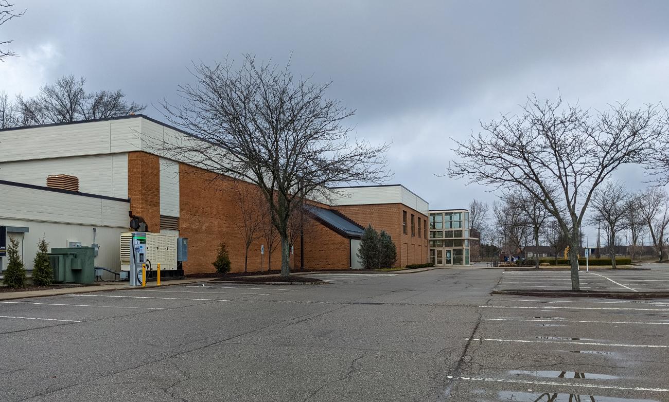 Photograph of Worthington Community Center During Ohio’s Stay at Home Order of 2020