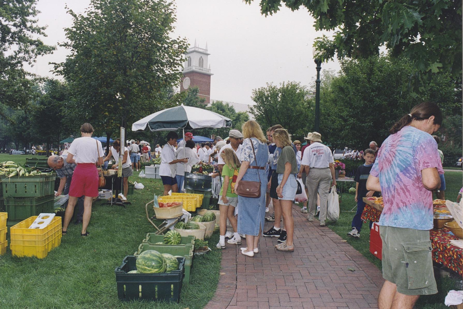 Worthington Farmer's Market Shoppers and Vendors
